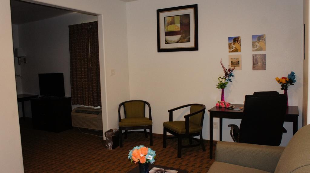 Lux Inn And Suites Three Rivers Exteriör bild