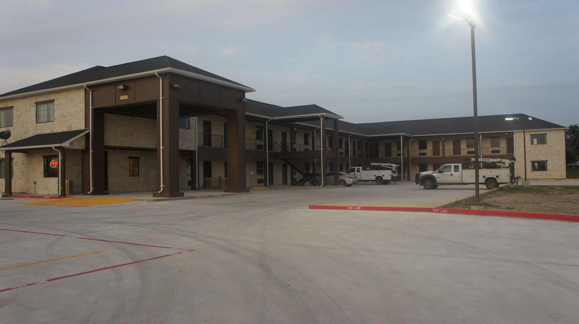 Lux Inn And Suites Three Rivers Exteriör bild