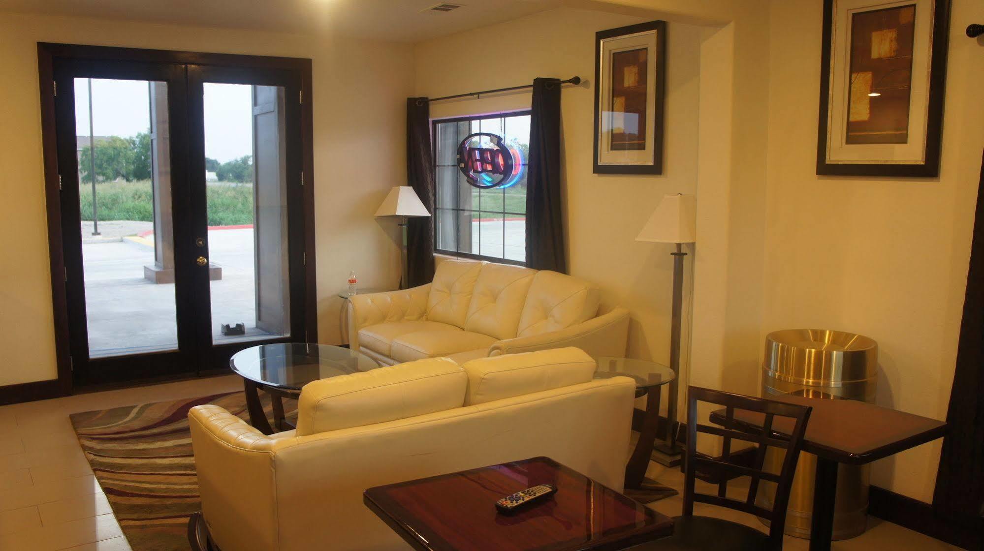 Lux Inn And Suites Three Rivers Exteriör bild