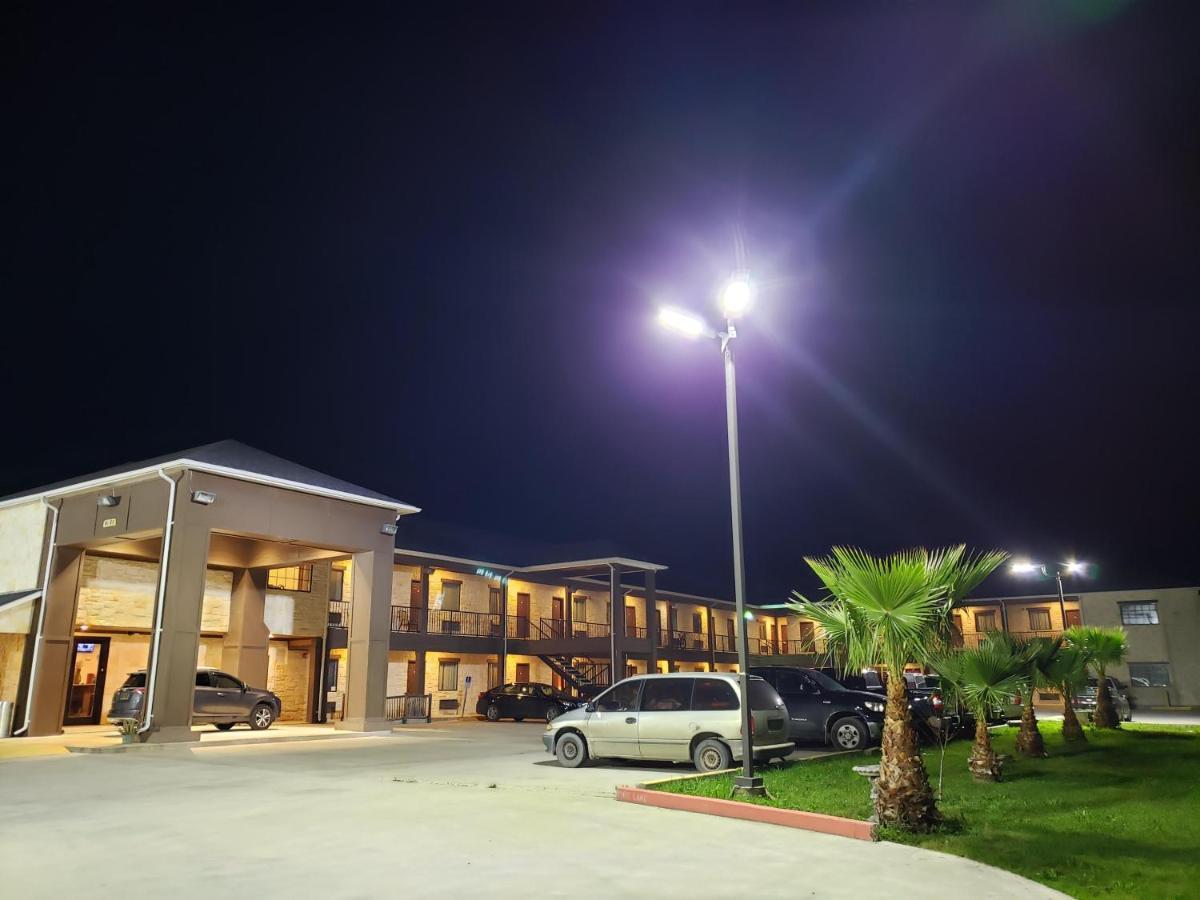 Lux Inn And Suites Three Rivers Exteriör bild